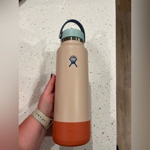 Hydroflask 40oz special edition colorway from Tilly’s!